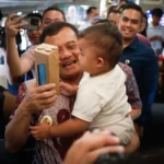 Gendong Bayi Hingga Sapa Warga, Gubernur Ahmad Luthfi Bersamai Pemudik di Stasiun Pasar Senen