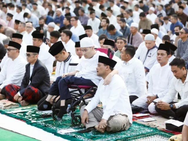 Merakyat, Ahmad Luthfi Salat Ied Berbaur dengan Ribuan Warga di Lapangan Simpanglima Kota Semarang