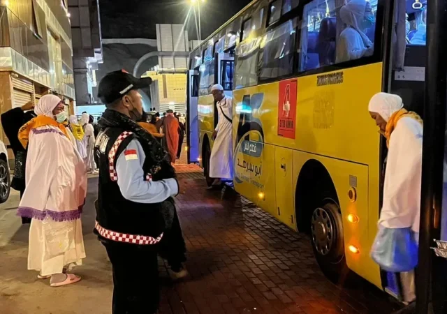Kesibukan Petugas di Halte Bus Shalawat, Kawal Jemaah Menuju Masjidil Haram