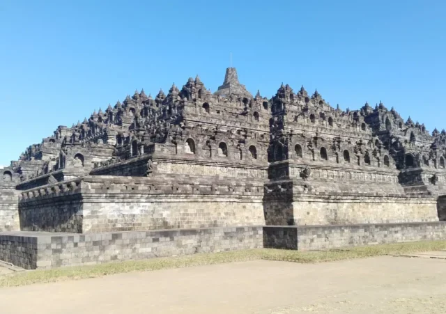 Borobudur Kini Lebih Inklusif dengan Teknologi Stairlift
