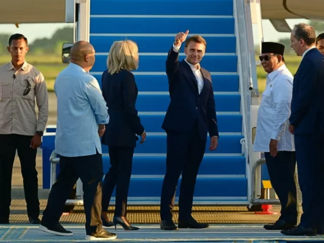 Presiden Prabowo Antar Langsung Keberangkatan Emmanuel Macron ke Singapura
