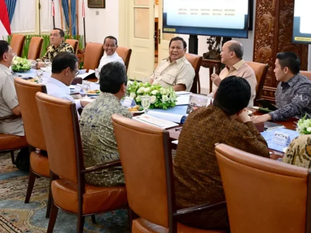 Bahas Pengembangan Hilirisasi, Presiden Gelar Rapat Bersama Menhan