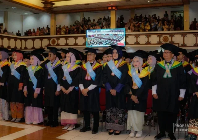 Wisuda 594 Lulusan, Rektor UNS Prof Hartono Wanti-Wanti 4 Pesan