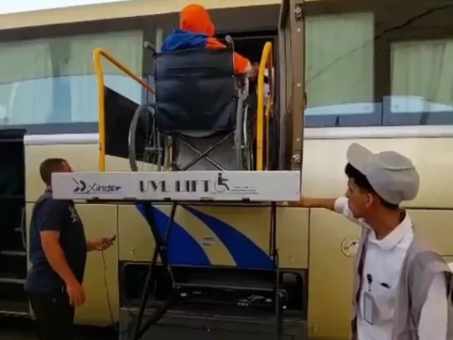 KABAR HAJI 2025: Ini Dia Bus Khusus Jemaah Kursi Roda di Bandara Jeddah