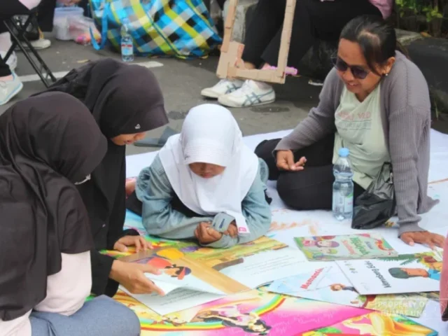 BaKuLing! Tingkatkan Minat Baca, Mahasiswa PPG Calon Guru Gelombang 2 UNS Adakan Program Baca Buku Keliling