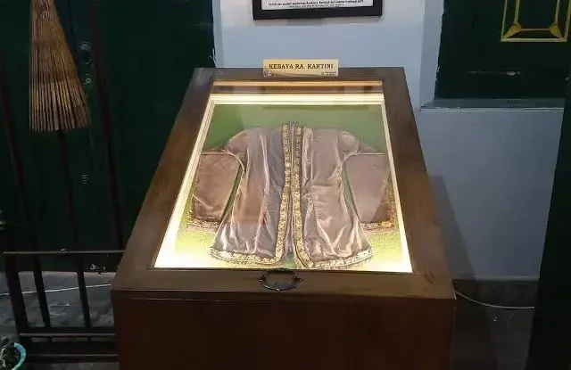 Kebaya hingga Stempel Peninggalan RA Kartini Dipamerkan di Monas