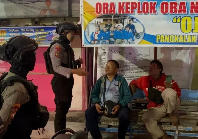 Polisi Tak Hanya Jaga, Tapi Juga Mendengar: Tim Sparta Gelar Patroli Dialogis di Stasiun Solo Balapan