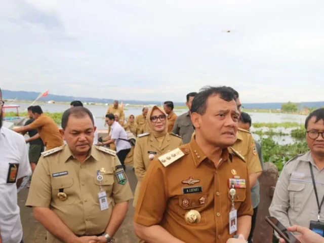 Pemprov Jateng Gandeng UNS Berdayakan Masyarakat Olah Enceng Gondok Jadi Bio Briket dan Paving Block