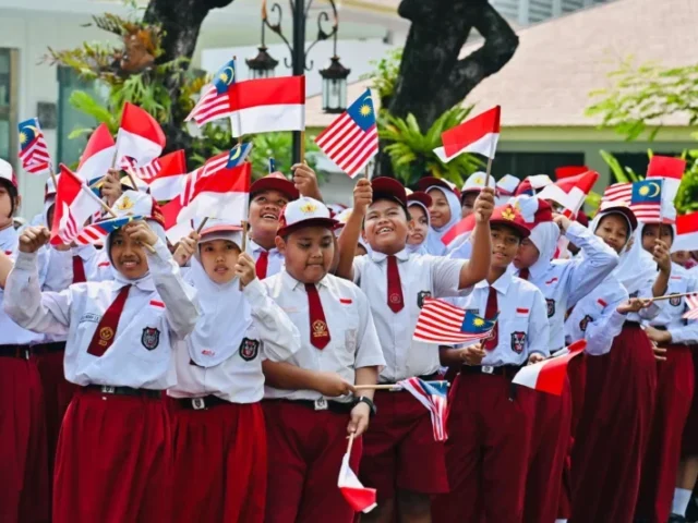 Keceriaan Pelajar Warnai Penyambutan Presiden Prabowo dan PM Anwar di Istana