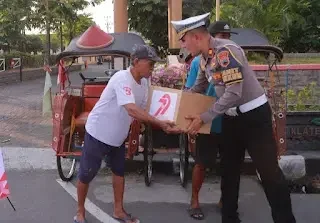 Aksi Sosial Satlantas Klaten: 100 Paket Sembako untuk Penggerak Jalanan