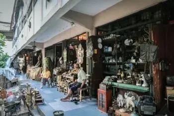 Menyusuri Pasar Triwindu Solo untuk Berburu Barang Antik