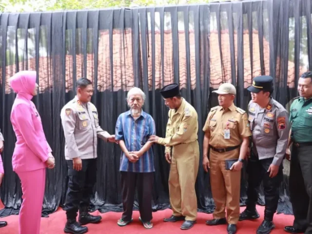 Polres Grobogan Renovasi Rumah Warga Penawangan dalam Rangka Peringatan Hari Bhayangkara ke-79