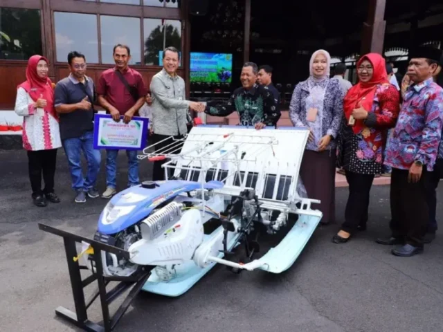 Bupati Kudus Serahkan Alsintan ke Petani, Bidik Swasembada Pangan