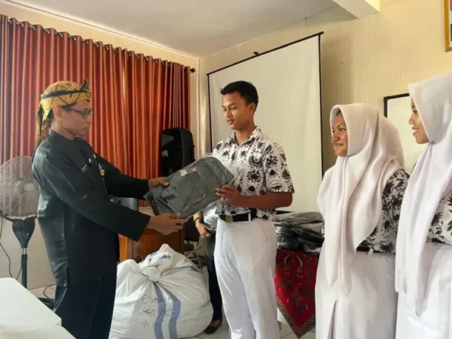 Semangat Baru Siswa Terdampak Rob, Disdikbud Jateng Salurkan Bantuan Pendidikan