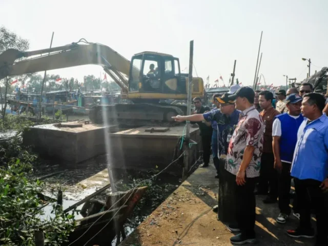 Permudah Aktivitas Nelayan, Muara Pelabuhan Asemdoyong Pemalang Dibersihkan dari Sedimen