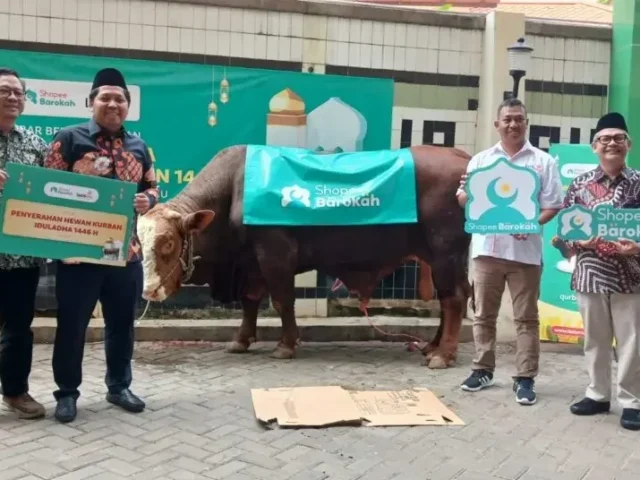 Shopee Barokah Salurkan Bantuan Hewan Kurban ke Lazismu