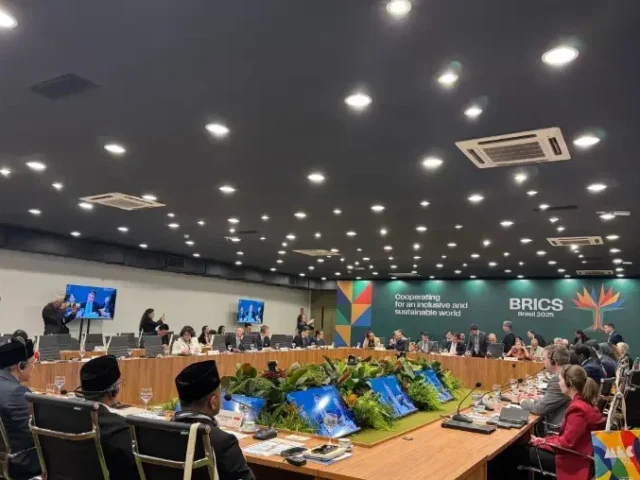 Sinergi Pendidikan dan AI: Mendiktisaintek Ungkap Strategi pada Pertemuan BRICS