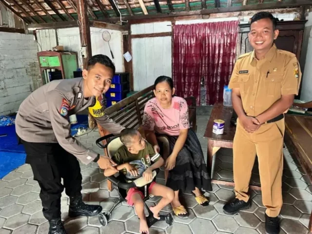 Aksi Peduli Bhabinkamtibmas untuk Penjual Keripik yang Memiliki Anak Difabel