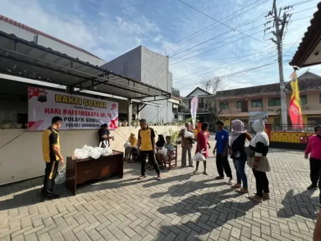 Polsek Gubug Salurkan Bantuan Sembako ke Warga dalam Rangka Menyambut Hari Bhayangkara