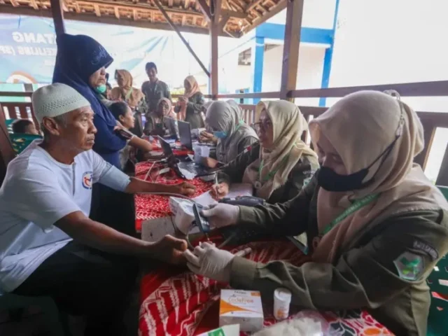 Tak Sekadar Periksa Kesehatan Korban Banjir Rob di Demak, Speling Juga Sosialisasikan Pencegahan Penyakit Kulit