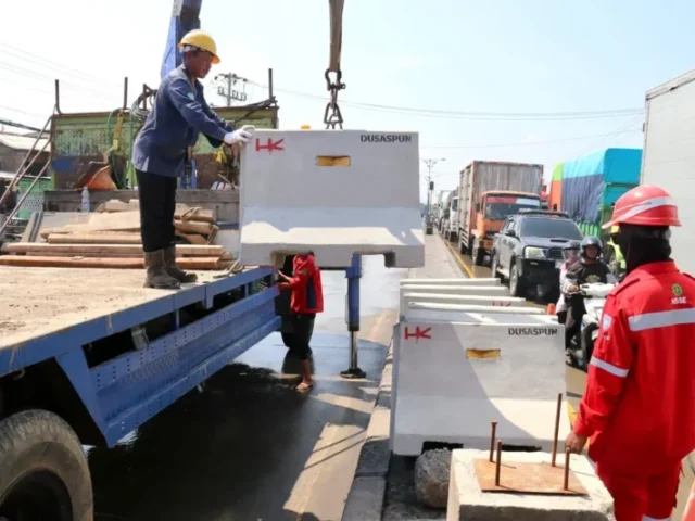 Pasang Batas Beton, Pemerintah Tangani Macet Akibat Rob di Sayung