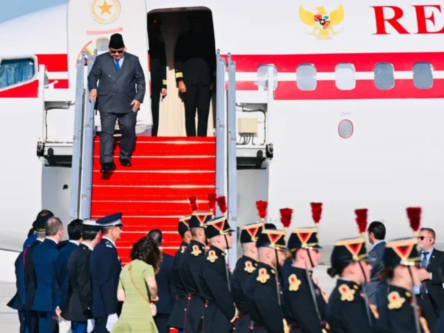 Sambutan Jajar Kehormatan Menyambut Presiden Prabowo di Paris