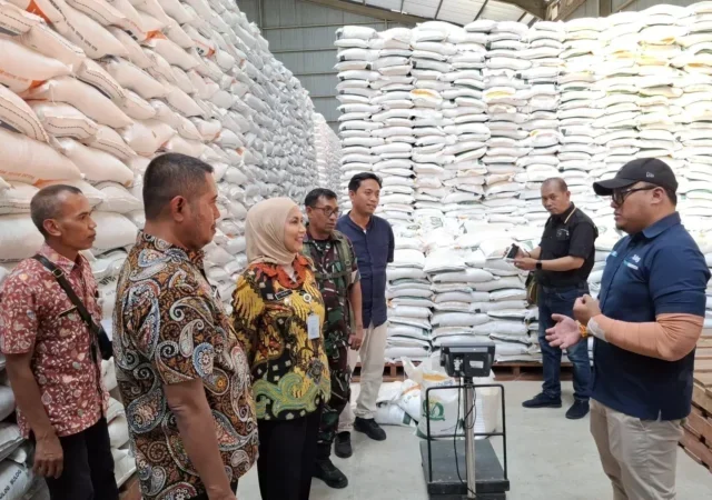 Bupati Kendal Tinjau Ketersediaan Beras di Gudang Bulog Sumberejo