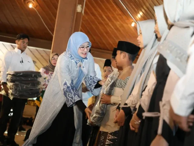 Nawal Yasin Beri Santunan sebagai Wujud Kepedulian pada Anak Yatim