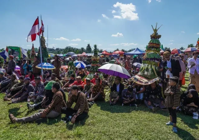 Warga Tanjunganom Banjarnegara Gelar Tradisi Ruwat Bumi Lewat Santap Bersama Nasi Tenong