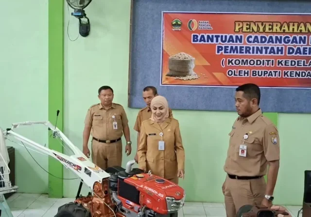 Bupati Kendal Salurkan Bantuan Kedelai dan Perlengkapan Mesin kepada Petani