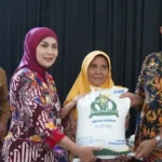Warga Ngresepbalong dan Puguh Terima Bantuan Beras dari Pemerintah Kabupaten Kendal
