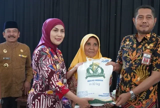 Warga Ngresepbalong dan Puguh Terima Bantuan Beras dari Pemerintah Kabupaten Kendal