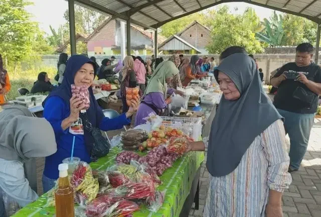 Masyarakat Manfaatkan Pasar Tani Spesial HUT Rembang untuk Belanja Kebutuhan Pokok dengan Harga Terjangkau