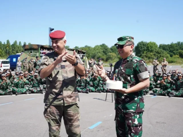 Kejutan Spesial TNI untuk Wakil Gubernur Militer Prancis