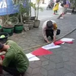 Sambut HUT RI ke-80, Bhabinkamtibmas – Linmas Gandekan Gelar Kerja Bakti dan Pasang Umbul-Umbul