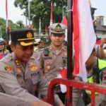 Polres Kudus Bagikan 1.000 Bendera Merah Putih, Tukang Becak Hingga PKL Turut Kebagian