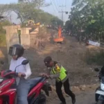 Ada Perbaikan Jembatan, Personel Polsek Pulokulon Bantu Warga Dorong Sepeda Motor
