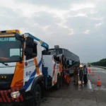 Laka KM 399 B Ruas Jalan Tol Batang-Semarang, Petugas Lakukan Aksi Cepat Penanganan