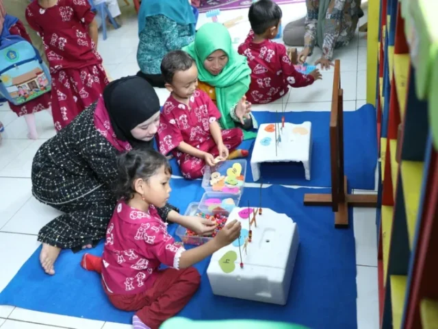 Momen Nawal Yasin Sambangi PAUD Semai Jepara, Senam Bareng Siswa Hingga Bagikan Alat Sekolah