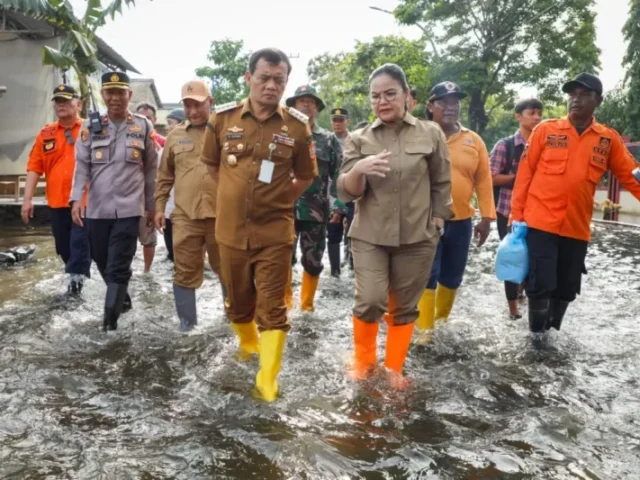 Tinjau Korban Banjir, Gubernur Ahmad Luthfi Pastikan Bantuan Tepat Sasaran