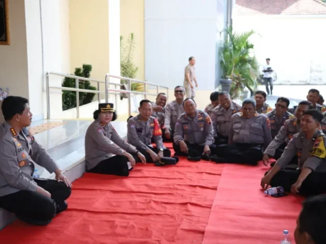 Unik! Kapolresta Solo Gelar “Jumat Curhat” Bareng Personel