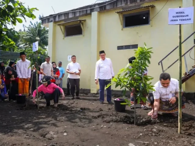 Jelang Hari Santri 2025, Wagub Jateng Ikut Ro’an di Pesantren