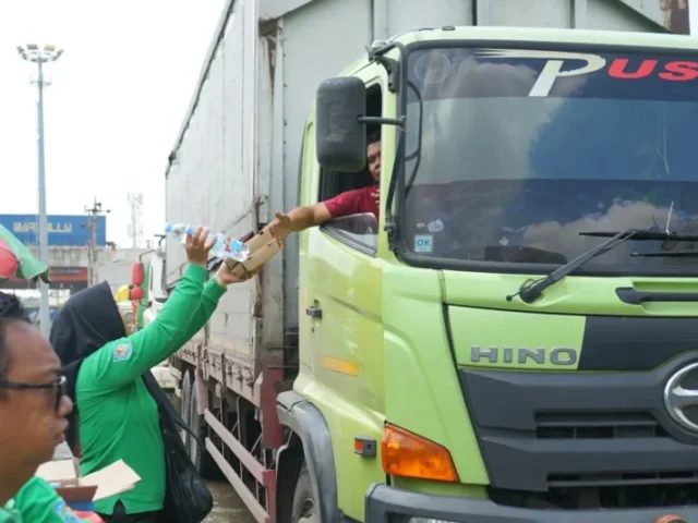 Pemprov Jateng Salurkan Bantuan Makan untuk Pengemudi Truk Terjebak Banjir