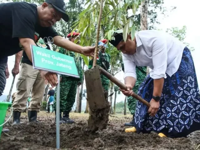 Cegah Erosi dan Sedimentasi, Taj Yasin Tanam Pohon di Kawasan Waduk Mrica