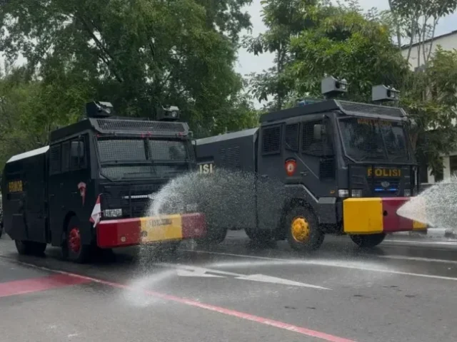 Kapolres Solo Turuti Permintaan Netizen Semprot Jalan Slamet Riyadi Gunakan Water Canon