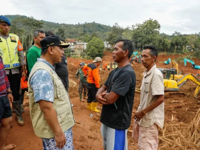 Masih Rawan, Taj Yasin Minta Warga Tidak Melihat Evakuasi Korban Longsor Cibeunying Cilacap dari Atas Tebing