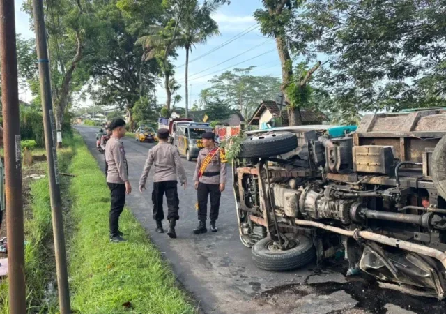 Truk Pasir Terguling di Jalur Ngadirojo–Nguntoronadi