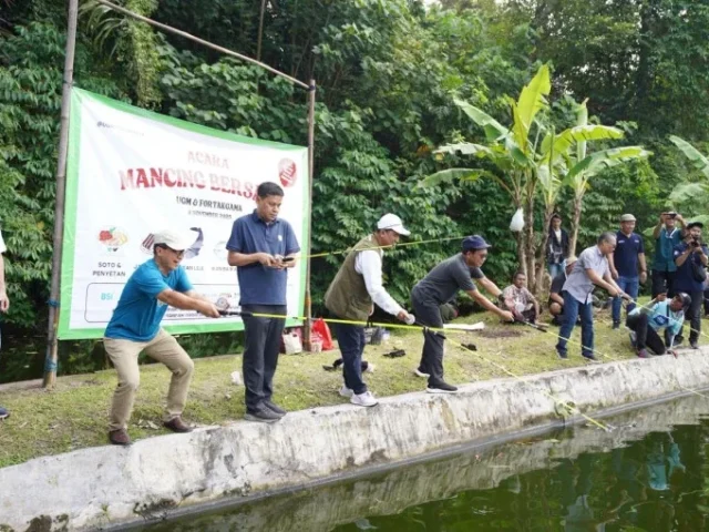 Seru dan Meriah, Pimpinan UGM dan Jurnalis Fortakgama Gelar Mancing Bersama