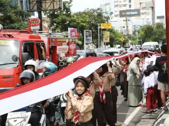 Semarak Hari Pahlawan di Kota Atlas, 10 Ribu Pelajar Bentangkan Merah Putih 1.945 Meter