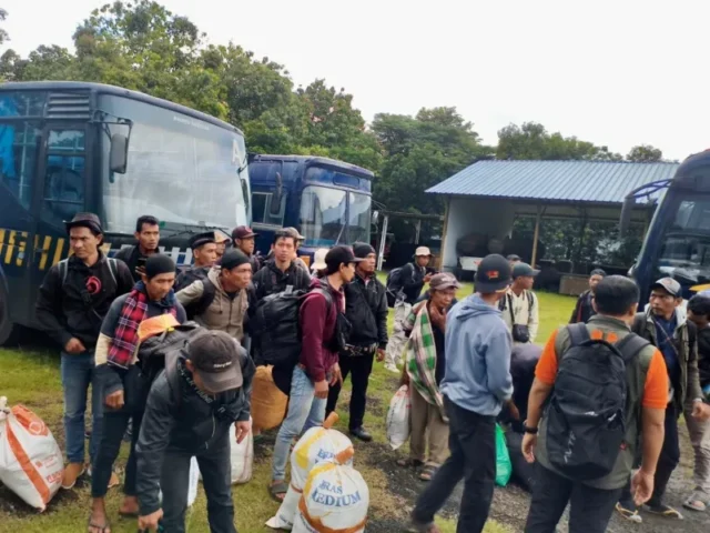 Pemprov Jateng Pulangkan 100 Warga Terdampak Banjir Sumatera 